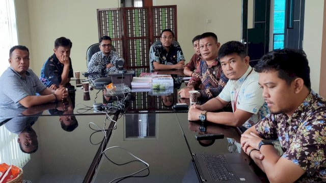 Kepala Dinas Perdagangan Kota Makassar, Arlin Ariesta mengikuti Sosialisasi dan Koordinasi Penghargaan P3DN (Peningkatan Penggunaan Produk Dalam Negeri) 2022 yang diadakan Setjen Kemendagri RI secara virtual, pada Kamis (19/1/2023).