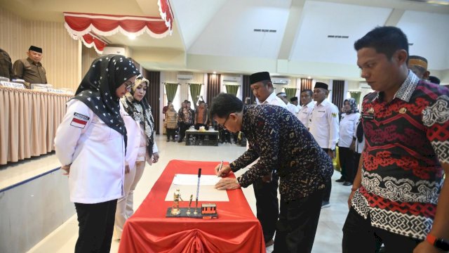 Kepala Desa Terpedo Jaya Kecamatan Sabbang, Aris Mursalin resmi dilantik sebagai Ketua DPC Asosiasi Pemerintah Desa Seluruh Indonesia (APDESI) Kabupaten Luwu Utara, Kamis (19/1/2023).