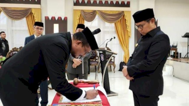 Penandatanganan berita acara pelantikan oleh Masran Rauf yang dilantik menjadi Kepala Satpol PP Provinsi Gorontalo dan disaksikan oleh Penjabat Gubernur Gorontalo Hamka Hendra Noer, Kamis (18/1/2023), di Aula Rujab Gubernur Gorontalo.