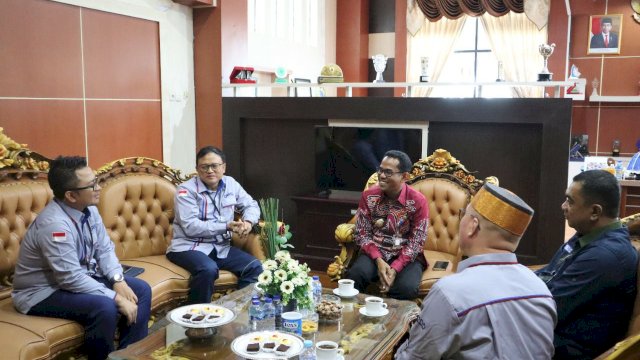 Bertempat di Ruang Rapat Setda Kantor Bupati Takalar, Pj. Bupati Takalar Dr. Setiawan Aswad, M.Dev. Plg menerima kunjungan silaturahmi Bank Indonesia dirangkaikan dengan Rapat Koordinasi Tim Percepatan dan Perluasan Digitalisasi Daerah (TP2DD) Kab. Takalar, Kamis (19/1/2023). 