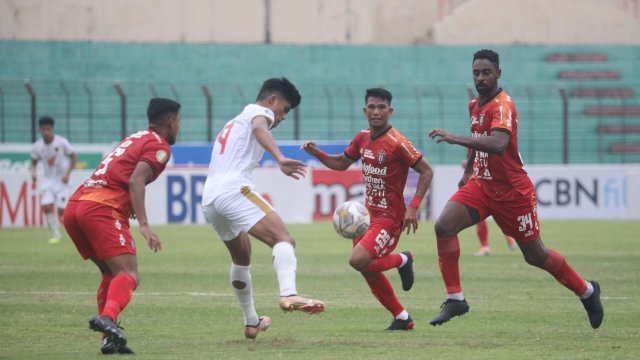 Pemain PSM Makassar, Ramadhan Sananta mencoba meloloskan diri dari kepungan Bali United dalam duel pekan 19 Liga 1 2022-2023 di Stadion Sultan Agung Bantul, Yogyakarta, pada Jumat (20/1/2023). (foto: Official PSM)