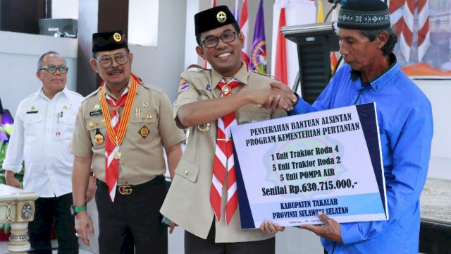 Menteri Pertanian sekaligus Ketua Kwarda Pramuka Sulsel Prof. Dr. Syahrul Yasin Limpo hadir di Takalar memberikan bantuan bibit dan alat pertanian, Sabtu (21/1/2023).