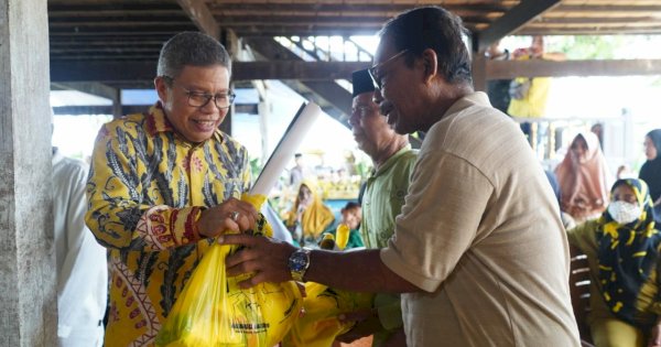 Taufan Pawe Salurkan Bantuan Sembako Golkar Sulsel untuk Korban Puting Beliung di Barru