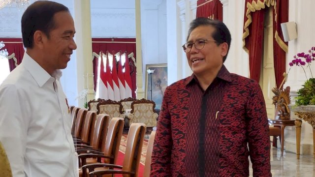 Dubes RI untuk Kazakhstan dan Tajikistan Dr. M. Fadjroel Rachman bertemu dengan Presiden Joko Widodo didampingi Mensesneg Pratikno pada Selasa (24/01) di Istana Merdeka, Jakarta.