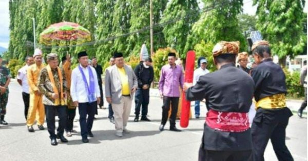 Pulang Kampung, Menpora Zainuddin Amali Disambut Upacara Adat Mopotilolo