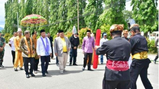 Menpora Zainudin Amali disambut dengan upacara adat Mopotilolo di Kecamatan Tilamuta, Kabupaten Boalemo, Senin (23/1/2023).