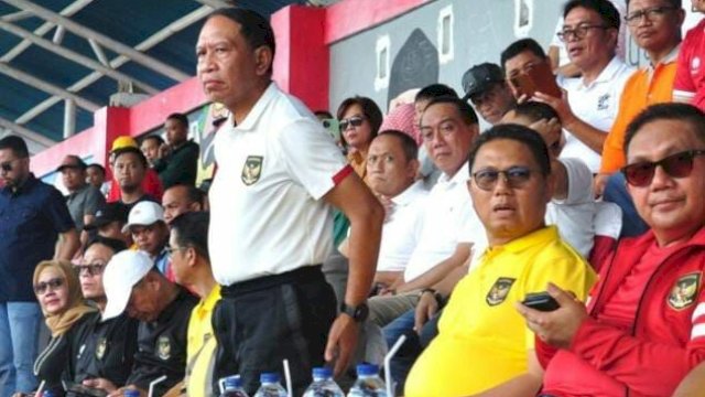 Menpora Zainudin Amali (berdiri), menyaksikan laga persahabatan antara PS Boalemo melawan Persidago Gorontalo di Stadion Gelora Pemuda, Kabupaten Boalemo, Senin (23/1/2023).