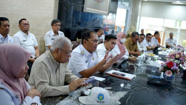 Wali Kota Makassar, Moh. Ramdhan Pomanto saat mengikut zoom meeting virtual bersama World Health Organization (WHO) Sear Lab Urban Governance Health and Wellbeing, Rabu (25/1/2023).