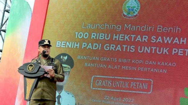 Langkah Pemerintah Provinsi Sulawesi Selatan dalam mendongkrak produksi hasil pertanian melalui program Mandiri Benih padi membuahkan bagi para petani.