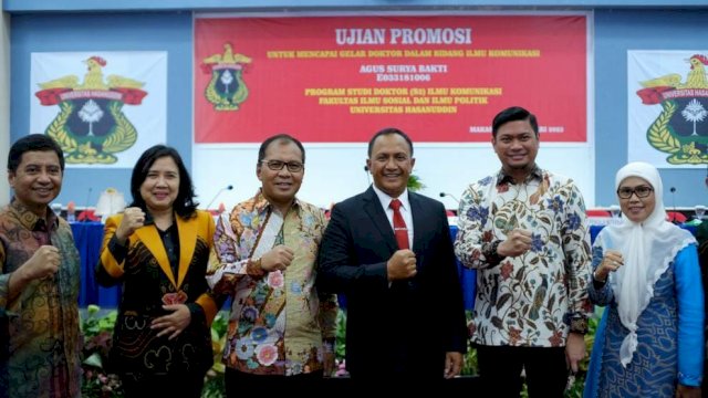 Danny Ucapkan Selamat Atas Ujian Promosi Doktor Agus Surya Bakti