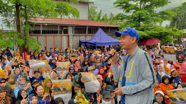 Ribuan masyarakat Kecamatan Tamalate Kota Makassar meramaikan jalan sehat anak rakyat yang dilaksanakan oleh yayasan anak rakyat indonesia (YARI) di jalan Daeng Tata 3, Kelurahan Parangtambung, Minggu (29/1/2023).