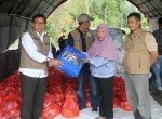 Pemda Salurkan Bantuan Dana Siap Pakai Untuk Korban Banjir di Desa Cenning