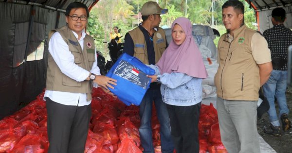 Pemda Salurkan Bantuan Dana Siap Pakai Untuk Korban Banjir di Desa Cenning