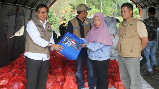 Wakil Bupati Luwu Utara, Suaib Mansur, menyerahkan bantuan Dana Siap Pakai (DSP) kepada korban banjir di Dusun Urukumpang Desa Cenning Kecamatan Malangke Barat (27/1/2023). 