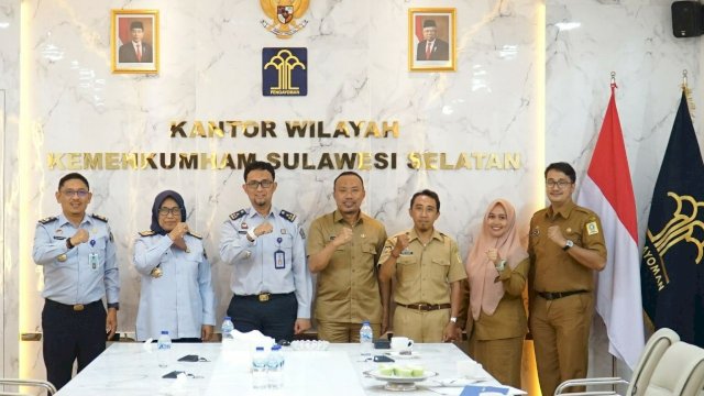 Kemenkumham Sulsel saat menerima kunjungan Kepala Dinas Penanaman Modal dan Pelayanan Terpadu Satu Pintu (DPM-PTSP), Lukman Dahlan dalam rangka Roadshow Pembentukan Mall Pelayanan Publik Kabupaten Sinjai di Kanwil Kemenkumham Sulsel, pada Selasa (31/1/2023). 