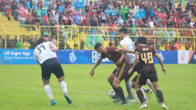 Dokumentasi pertandingan PSM Makassar versus Rans Nusantara yang dilanda hujan lebat, di pekan 21 Liga 1 2022-2023 di Stadion BJ Habibie, Parepare, dan dihadiri suporter PSM, Senin (30/1/2023). (foto: Official PSM)