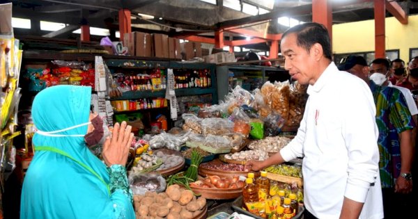 Presiden Jokowi Cek Harga Komoditas di Pasar Sentul Jogja