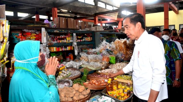 Presiden Jokowi Cek Harga Komoditas di Pasar Sentul Jogja