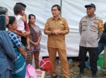 Wabup Suaib Serahkan Bantuan Korban Kebakaran di Desa Teteuri