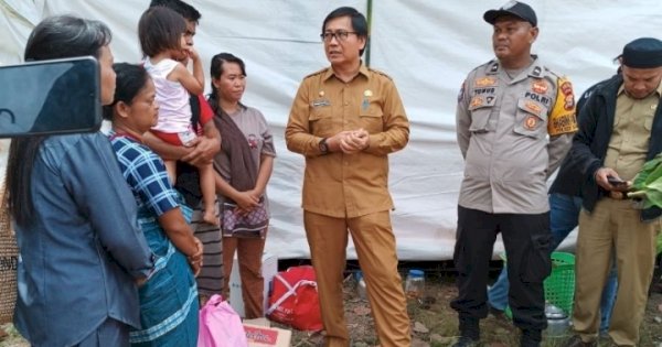 Wabup Suaib Serahkan Bantuan Korban Kebakaran di Desa Teteuri