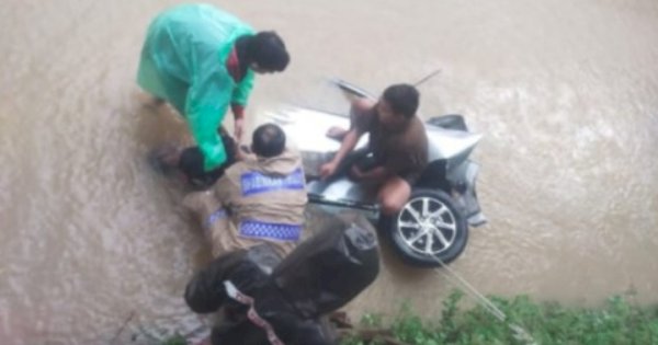 Minibus Terjun ke Sungai di Pangkep, 5 Orang Tewas Terjebak dalam Mobil 