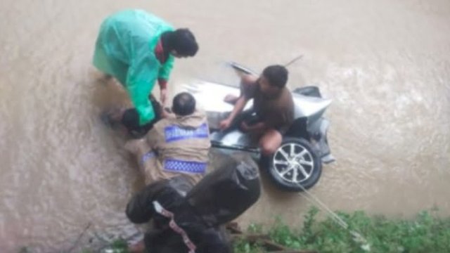 Proses evakuasi mini bus yang terjun ke sungai di Kampung Polong Ulu, Kelurahan Bonto Matene, Kecamatan Segeri, Kabupaten Pangkep, Sulsel dan mengakibatkan 5 orang tewas dan 1 selamat. (foto: ist)