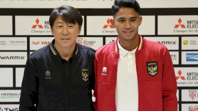 Marselino Ferdinand (kanan) bersama Pelatih Timnas Indonesia, Shin Tae-yong (kiri) dalam sesi press converence jelang lawan Timnas Vietnam. 