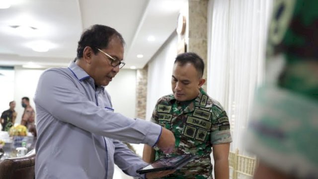 Wali Kota Makassar, Moh Ramdhan Pomanto saat menerima kunjungan Tim Advance Kodam dan Dandim 1408/MKS dalam rangka persiapan rencana kedatangan Kasad TNI, di kediamannya, Jl Amirullah, Jumat (6/01/2023).