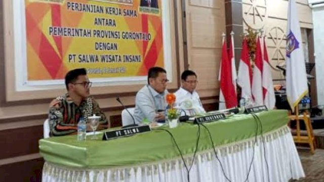 Penjagub Hamka pada kegiatan penandatanganan dokumen perjanjian kerjasama antara Pemprov Gorontalo dengan PT Salwa Wisata Insani, yang berlangsung di Aula Rujab Wakil Gubernur, Kamis (5/1/2023).