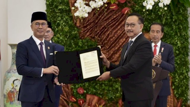 Presiden Joko Widodo dan Perdana Menteri Malaysia Anwar Ibrahim menyaksikan serah terima sebelas letter of intent (LoI) atau surat ketertarikan dari sepuluh investor Malaysia untuk berpartisipasi dalam pembangunan Ibu Kota Nusantara (IKN), di Istana Kepresidenan Bogor, Senin (9/1/2023). (foto: Kemenkominfo RI)