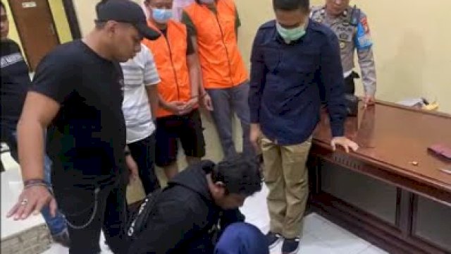 Dua tersangka kasus sindikat peredaran narkoba di Makassar menggunakan rompi tahanan saat dilakukan pengembangan di Surabaya. (foto: istimewa)