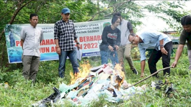 Badan Pengelola Keuangan dan Pendapatan Daerah (BPKPD) Kabupaten Luwu Utara memusnahkan benda berharga senilai Rp.650 juta tahun anggaran 2022 di Halaman Kantor Gabungan Dinas Pemda Lutra, Jumat (13/1/2023).