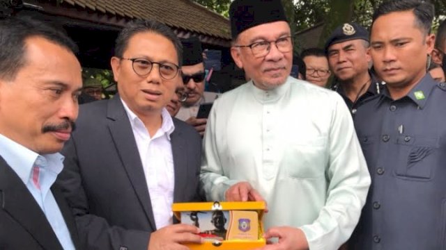 Penjabat Gubernur Gorontalo Hamka Hendra Noer saat bertemu dengan Perdana Menteri Malaysia Dato’ Seri Anwar Ibrahim di pelataran Masjid Sikamat, Distrik Seremban, Negeri Sembilan, Malaysia, Jumat (13/1/2023).