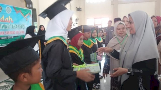 Bupati Luwu Utara, Indah Putri Indriani, saat membuka kegiatan Wisuda Santri-Santriwati Se-Kecamatan Sabbang dan Sabbang Selatan di Kecamatan Sabbang pada Minggu (15/1/2023). 