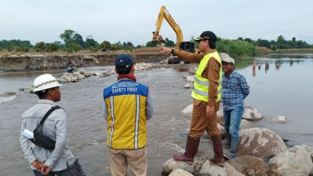 Wabup Lutra Suaib Mansur saat meninjau pekerjaan penutupan tebing tanggul yang jebol di Desa Polewali Kecamatan Malangke oleh Balai Besar Wilayah Sungai Pompengan Jeneberang (BBWSPJ) Direktorat Jenderal Sumber Daya Air Kementerian Pekerjaan Umum dan Perumahan Rakyat, Senin (16/1/2023).