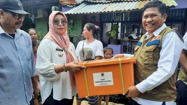 Pemerintah Provinsi Sulawesi Selatan melalui Badan Penanggulangan Bencana Daerah (BPBD) menyalurkan bantuan logistik ke korban kebakaran di Makassar di Jalan Nuri lorong 300, Kelurahan Mariso, Kecamatan Mariso, Kota Makassar, Rabu, 18 Januari 2023.