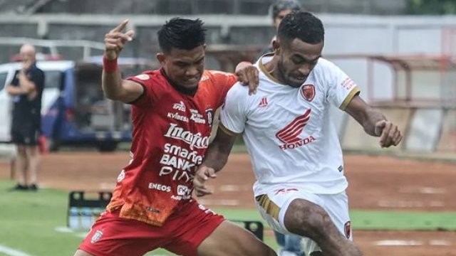 Yakob Sayuri (kiri) ditempel ketat Sandi Sute (kanan) salam duel pekan 19 Liga 1 2022-2023 yang berakhir 2-2 si Stadion Sultan Agung Bantul, Yogyakarta, Jumat (20/1/2023). (foto: Official PSM Makassar)