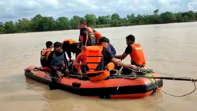 Tim SAR tengah melakukan pencarian terhadap perempuan yang tenggelam di Sungai Je'neberang, Kabupaten Gowa, Sulsel, Minggu (22/1/2023).