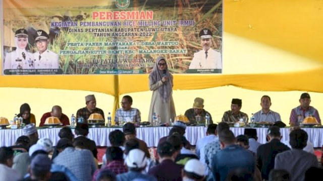 Bupati Luwu Utara Indah Putri Indriani saat menyampaikan sambutan pada kegiatan Pesta Panen sekaligus Peresmian RMU Kelompok Tani Mabarakke 2 di Desa Waetuo Kecamatan Malangke Barat, Sabtu (21/1/2023).