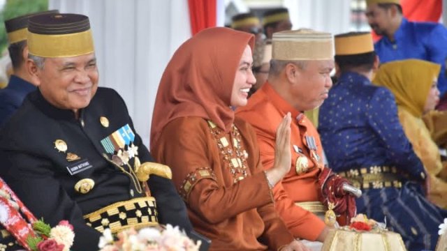 Bupati Luwu Utara, Indah Putri Indriani saat menghadiri peringatan Hari Jadi ke-755 Tana Luwu (HJL) dan Peringatan ke-77 Tahun Hari Perlawanan Rakyat Luwu (HPRL) di Lapangan Pancasila Kota Palopo, Senin (23/1/2023).