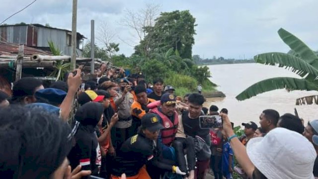 Proses evakuasi korban tenggelam di Sungai Je'neberang, Kabupaten Gowa, Sulsel. (foto: Basarnas Sulsel)