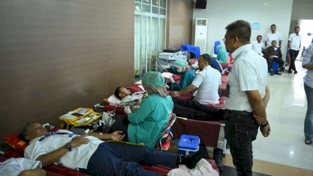 Perumda Air Minum Kota (PDAM) Makassar kembali melakukan kegiatan sosial dengan melakukan donor darah yang bertempat di Aula Tirta Dharma PDAM Kota Makassar, Rabu (25/1/2023).