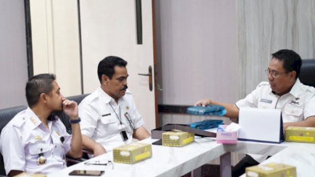 Penjabat Sekertaris Daerah Provinsi Sulawesi Selatan (Sulsel), Andi Aslam Patonangi, memimpin Rapat Koordinasi Program Prioritas Pemerintah Provinsi Sulsel terkait upaya pemerintah dalam mengembalikan kejayaan sutera yang dihadiri Kepala Dinas Perindustrian Sulsel Ahmadi Aqil, perwakilan Dinas Perindustrian Kabupaten Soppeng dan Wajo sebagai daerah produksi sutera, dan sejumlah pihak terkait. Rapat digelar di Ruang Rapat Sekda, Kantor Gubernur Sulsel, Rabu (25/1/2023).