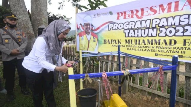 Bupati Luwu Utara, Indah Putri Indriani saat meresmikan enam program PAMSIMAS, Rabu (25/1/2023).