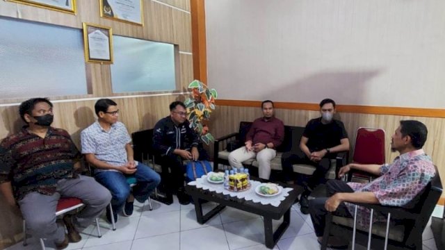 Diskominfo Sulsel saat mengunjungi kantor Diskominfo Lutra dan diterima Kadis Kominfo-SP Lutra Arief R. Palallo, Sekretaris Anshar, dan Kabid Aptika, Nirwan Syakir, di Ruang Kerja Kadis Kominfo, Jumat (27/1/2023).