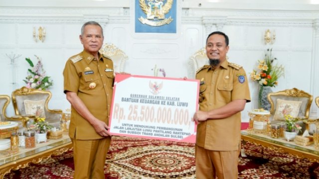 Gubernur Sulawesi Selatan, Andi Sudirman Sulaiman saat menyerahkan secara simbolis bantuan keuangan Tahun Anggaran 2023 ke Pemkab Luwu yang diterima langsung Bupati Luwu, Basmin Mattayang di Rujab Gubernur Sulsel, Selasa, (31/1/2023). 