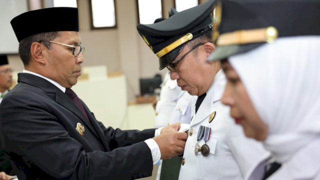 Wali Kota Makassar Danny Pomanto melantik sejumlah pejabat eselon II dan III Pemkot Makassar, di Ruang Sipakatau, Balai Kota Makassar, Selasa (24/1/2023). (Foto: Kominfo Makassar)