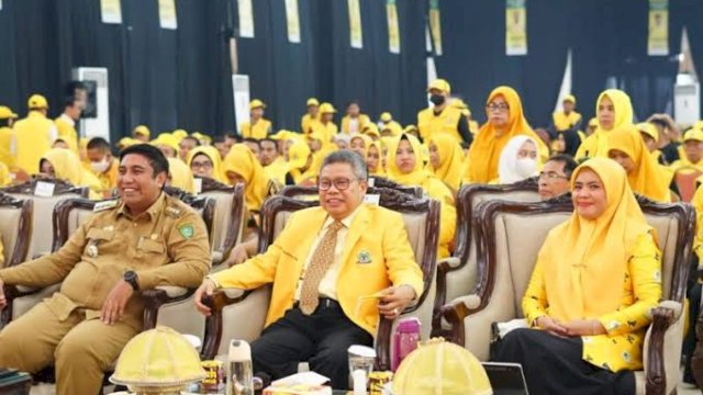 Taufan Pawe diapit Chaidir Syam dan Suhartina Bohari pada pelantikan pengurus Golkar Maros, Senin, 12 Desember 2022. (Foto: IST)