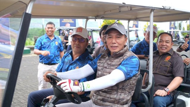 Wali Kota Makassar, Moh. Ramdhan Pomanto saat membuka secara resmi turnamen golf yang bertajuk South Sulawesi Amateur Open Series II 2023, di Lapangan Padivalley Golf, Kabupaten Gowa, Sulsel, Kamis (2/02/2023).