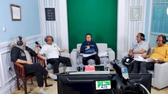 Penjabat Gubernur Gorontalo Hamka Hendra Noer didampingi Kadis Pertanian, Kepala Bappeda dan Kepala KADIN Provinsi Gorontalo, saat menjadi narasumber pada dialog interaktif RRI Gorontalo, Kamis, (2/2/2023). 